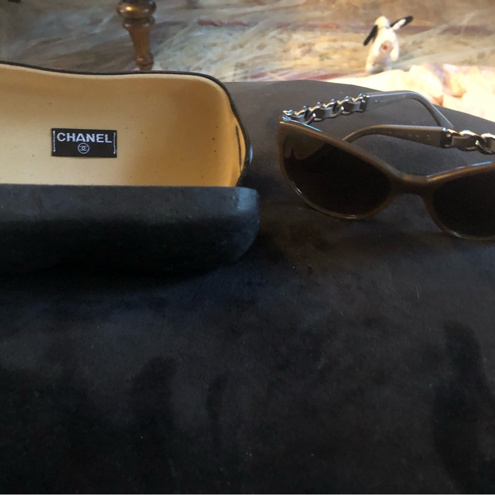 Nwot gorgeous Chanel gray/taupe/tan sunglasses and case